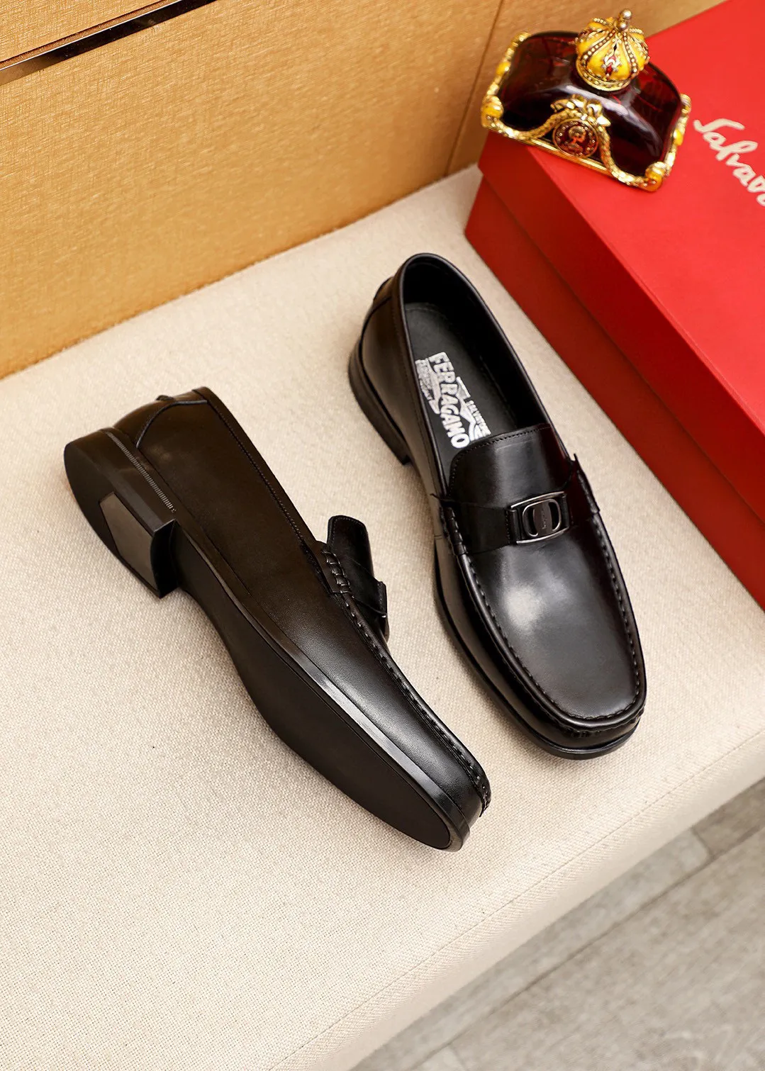 Men's shoes 💰460 💐 Product trademark: Ferragamo "Ferragamo" casual leather shoes Regular size: 38-44 (45.46🉑️customized) Product materials: Selected imported first-layer calfskin upper + luxury hardware buckle, imported water-dyed cowhide leather lining. Strong three-dimensional visual effect, original rubber outsole Color: 1⃣️color optional